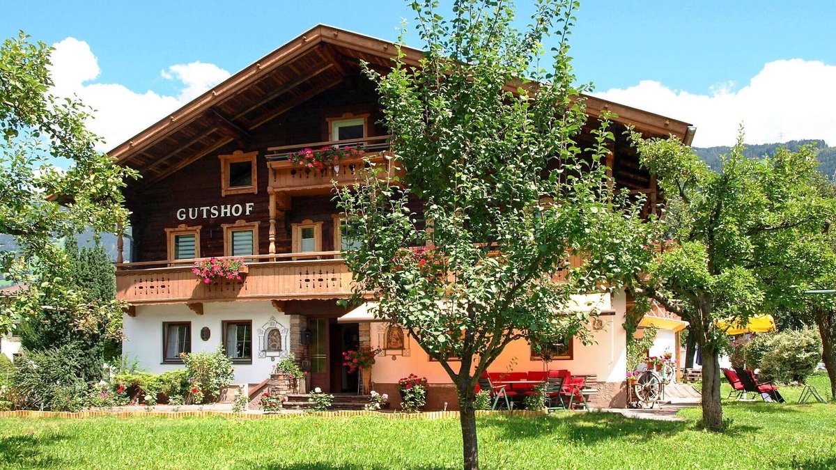 Zell am Ziller Villa | Beautiful apartment in villa for 3 guests with WIFI, TV, terrace, pets allowed and parking