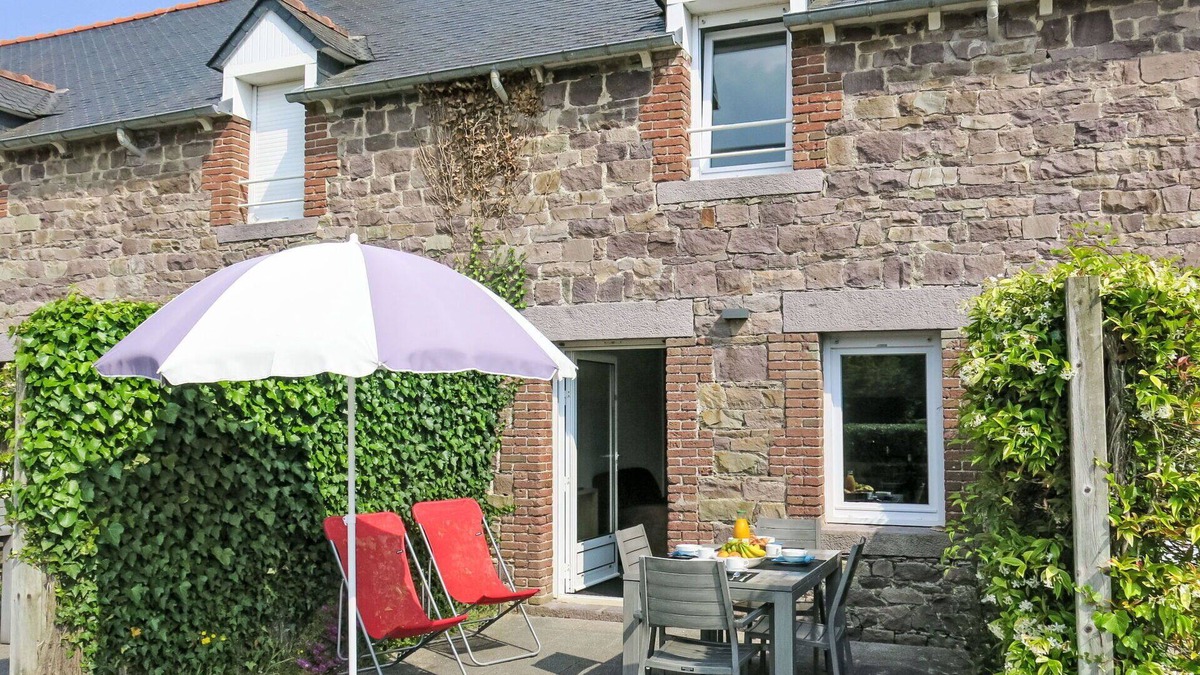 Pleherel-Plage-Vieux-Bourg House | Beautiful apartment in villa for 4 guests with WIFI, TV, terrace and pets allowed