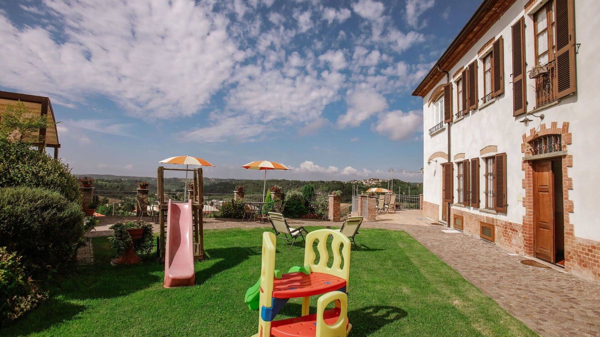 Cossombrato Apartment | Beautiful apartment for 4 guests with pool, WIFI, A/C, TV, patio, pets allowed and parking