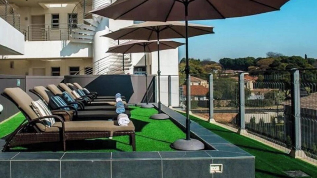 Greater Johannesburg Metropolitan Area Apartment | Beautiful apartment - shops, restaurants, beauty salon in centre.