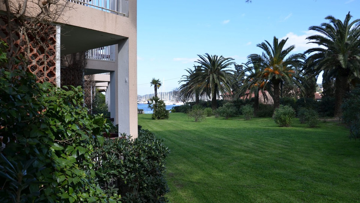 Porquerolles Apartment | Beautiful apartment between village and beaches - functional and quiet