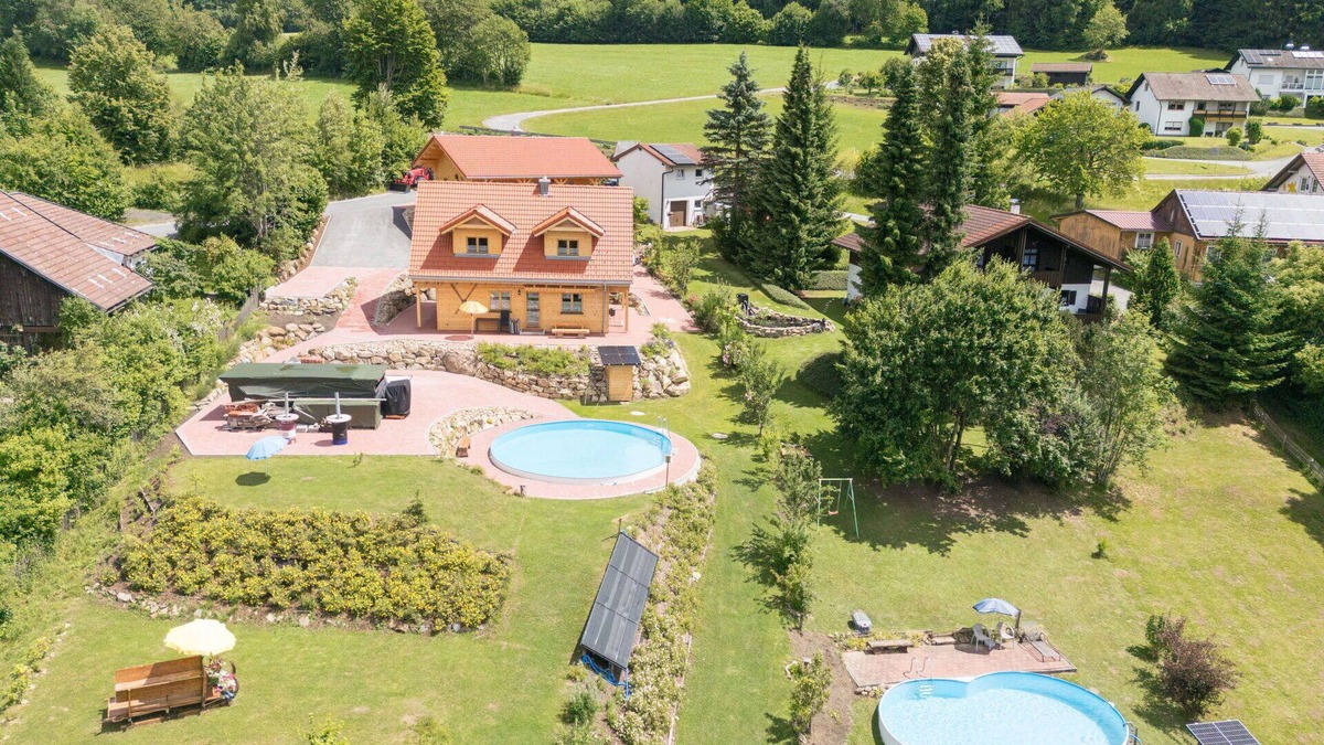 Oberkreuzberg House | Beautiful apartment in villa for 6 guests with pool, WIFI, hot tub, TV and patio