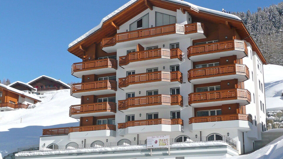 Leukerbad Apartment | Beautiful apartment for 4 people with hot tub, WIFI, TV, balcony and parking