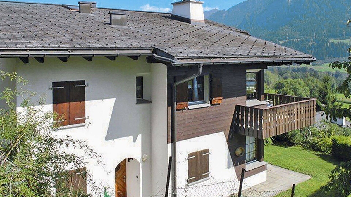 Schluein Apartment | Beautiful apartment for 5 guests with WIFI, TV, patio, pets allowed, panoramic view and parking