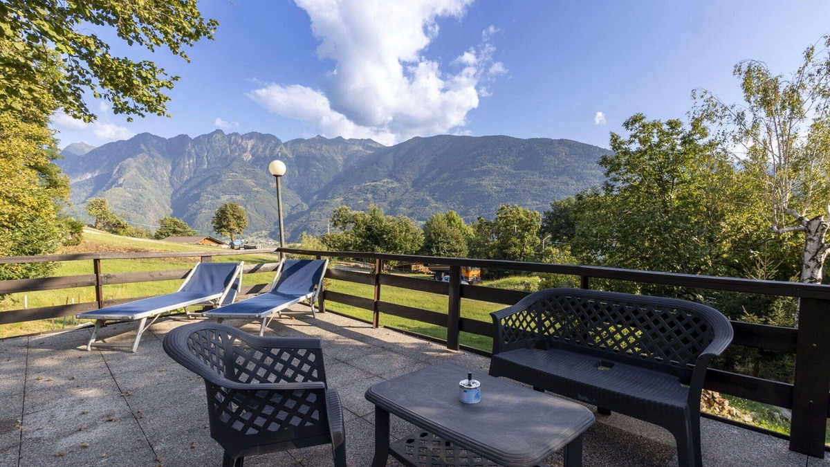Morbegno Apartment | Beautiful apartment for 4 people with WIFI, terrace, pets allowed and parking