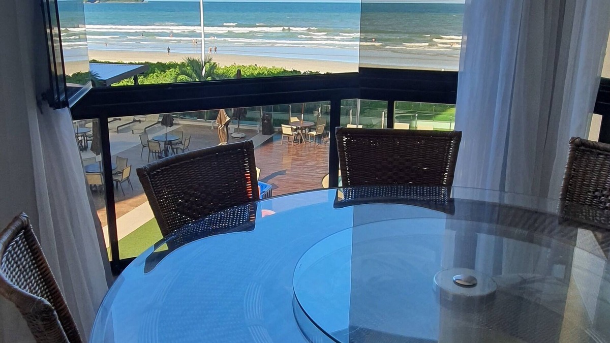 Itapema Apartment | Beautiful apartment facing the sea