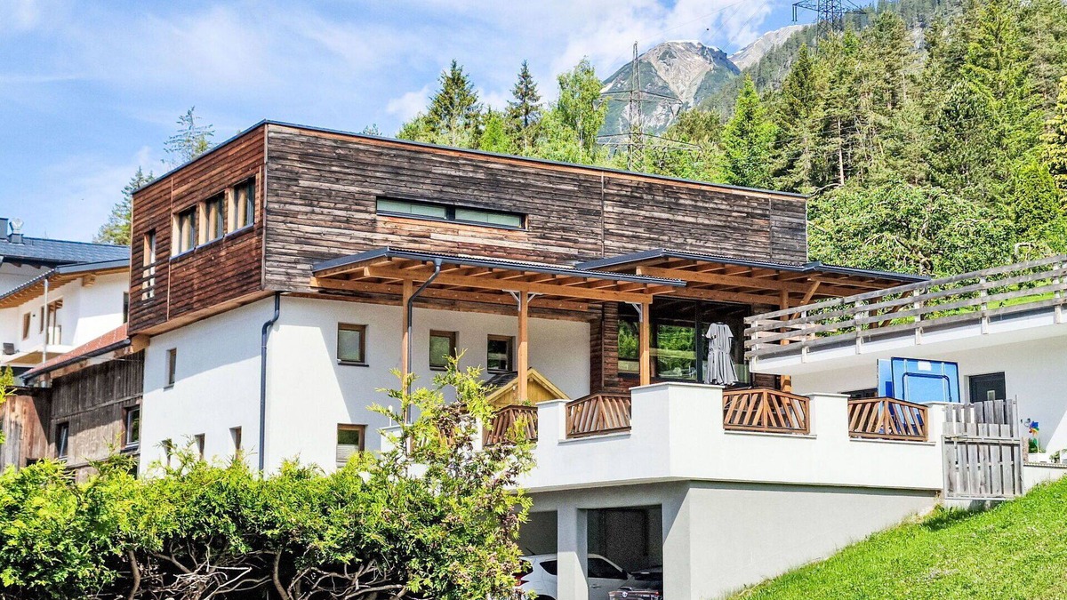 Flirsch Apartment | Beautiful apartment for 5 guests with WIFI, TV, patio, pets allowed and parking