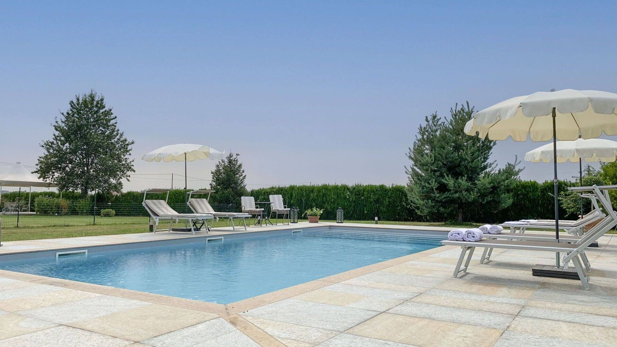 Salmour Apartment | Beautiful apartment for 4 people with WIFI, pool, TV, patio and parking
