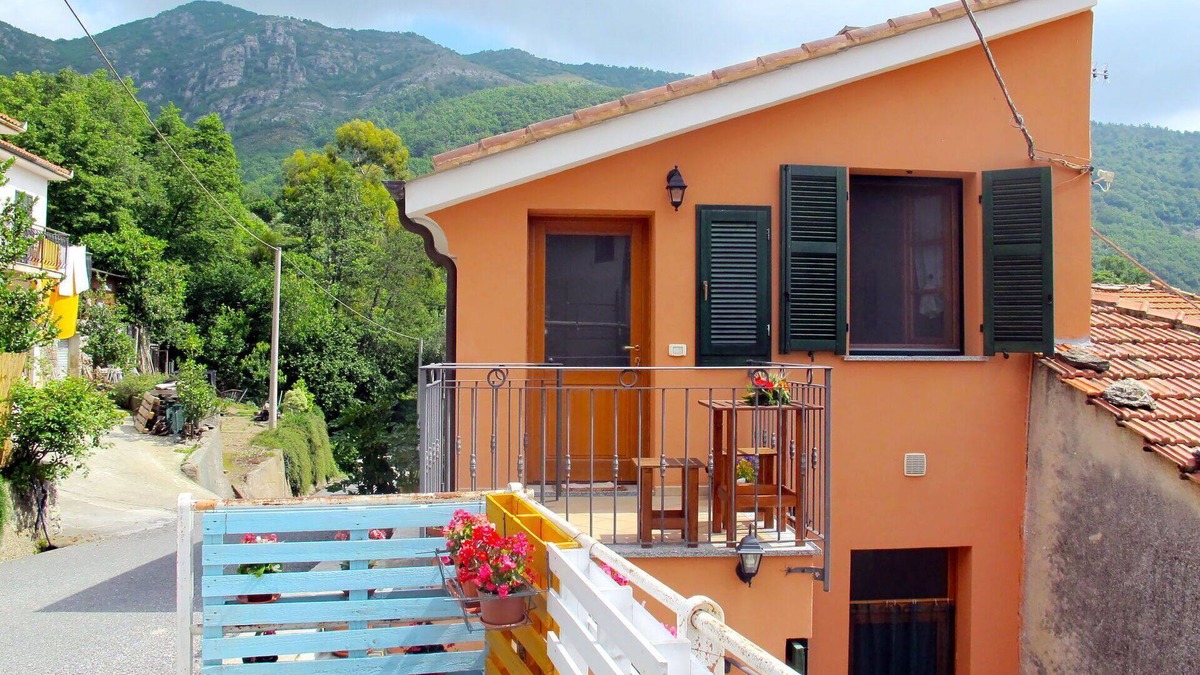 Borgo Apartment | Beautiful apartment for 4 people with WIFI, TV, patio, pets allowed and panoramic view