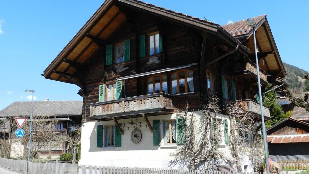 Gstaad Apartment | Beautiful apartment for 4 guests with WIFI, TV, pets allowed and parking