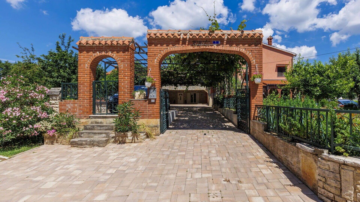 Bibici Apartment | Beautiful apartment for 4 people with WIFI, private pool, A/C, TV, pets allowed and parking