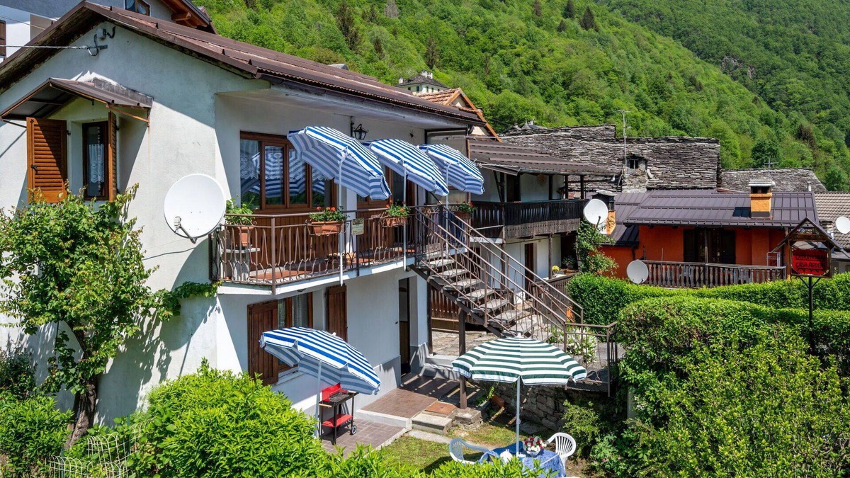Calasca-Castiglione Apartment | Beautiful apartment for 5 people with WIFI, TV, pets allowed and parking