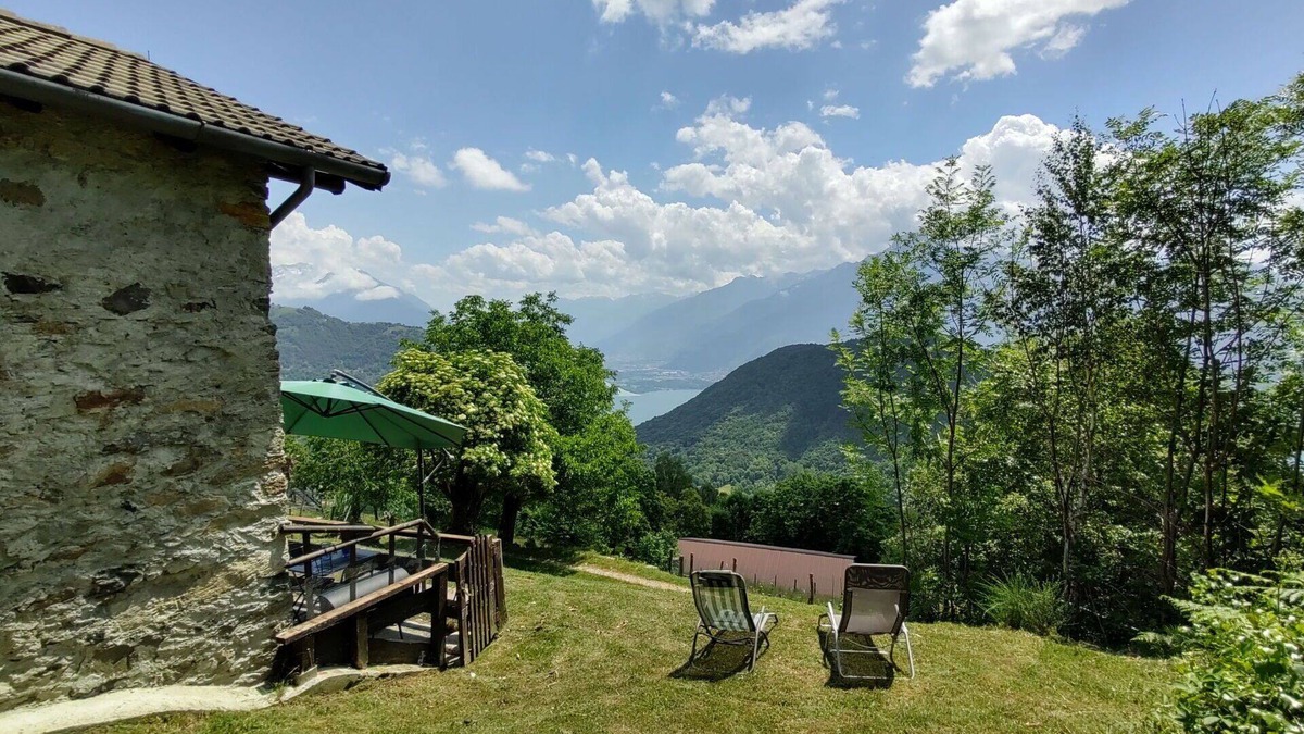 Peglio Apartment | Beautiful apartment for 3 people with WIFI, TV, patio, pets allowed and parking