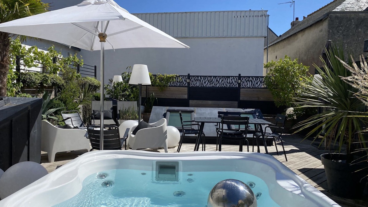 Concarneau Apartment | Beautiful Apartment T3 120 m2 + terrace 80m2 Jacuzzi secure parking space