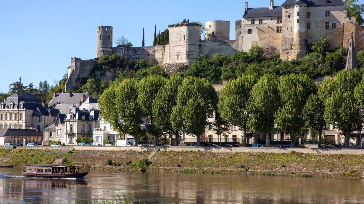 Chaveignes Apartment | Beautiful apartment for 6 guests with WIFI, pool, TV, terrace, pets allowed and parking