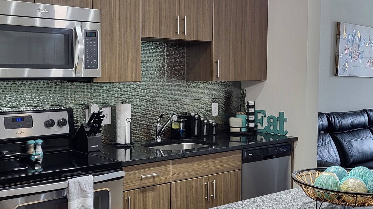 Dallas Apartment | Beautiful apartment in charming Dallas with fitness room and AC