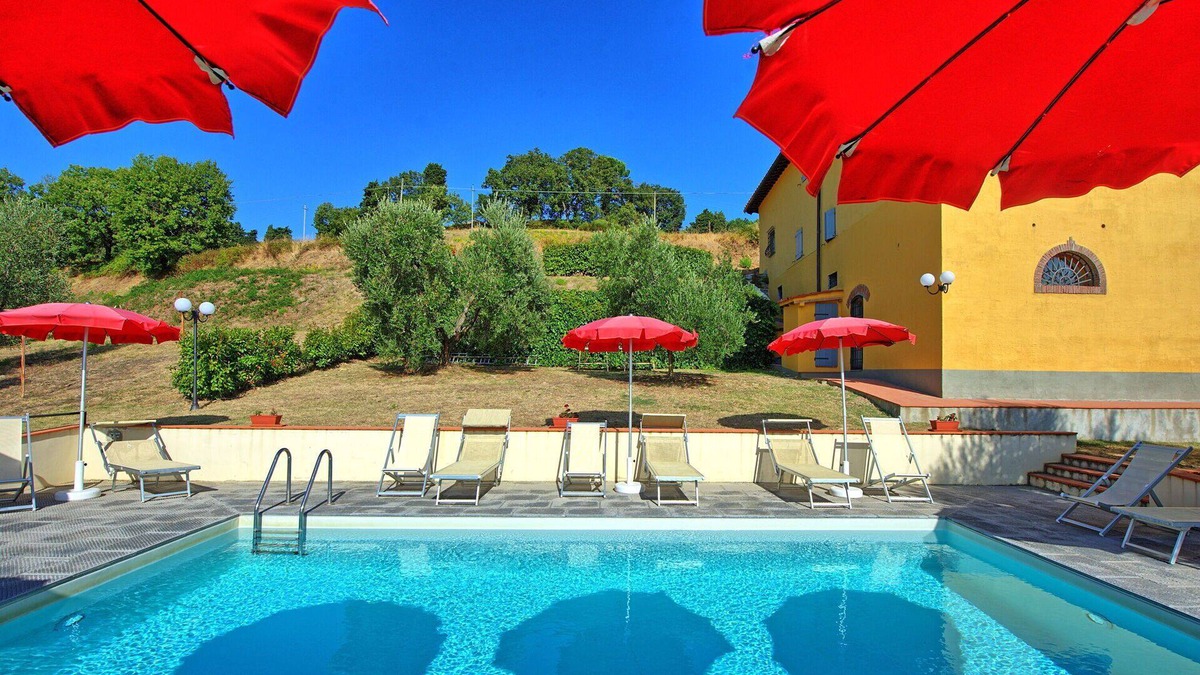 Pontassieve Villa | Beautiful apartment in villa for 2 people with A/C, WIFI, pool, TV, pets allowed and panoramic v.
