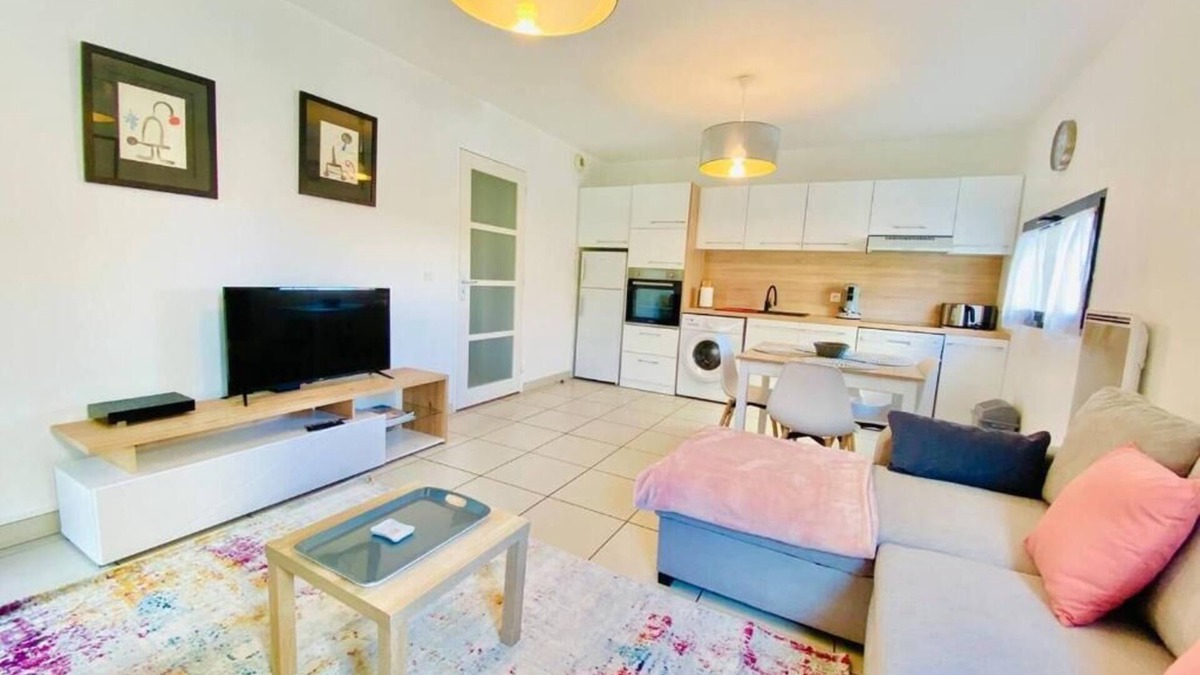 La Gare Apartment | BEAUTIFUL APARTMENT NEAR CV, FULLY EQUIPPED FOR 4 PEOPLE, PARKING, ELEVATOR, BALCONY