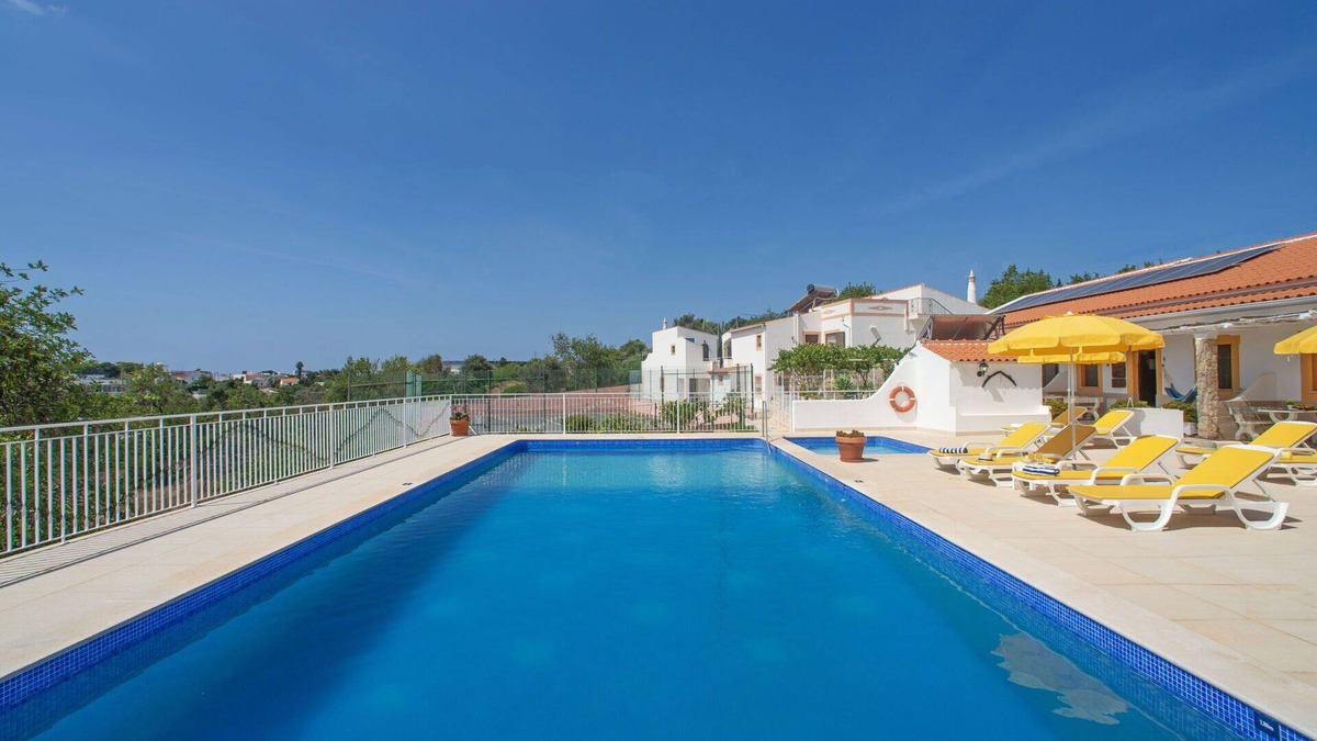 Mem Moniz House | Beautiful apartment in villa for 3 guests with pool, A/C, WIFI, TV and terrace