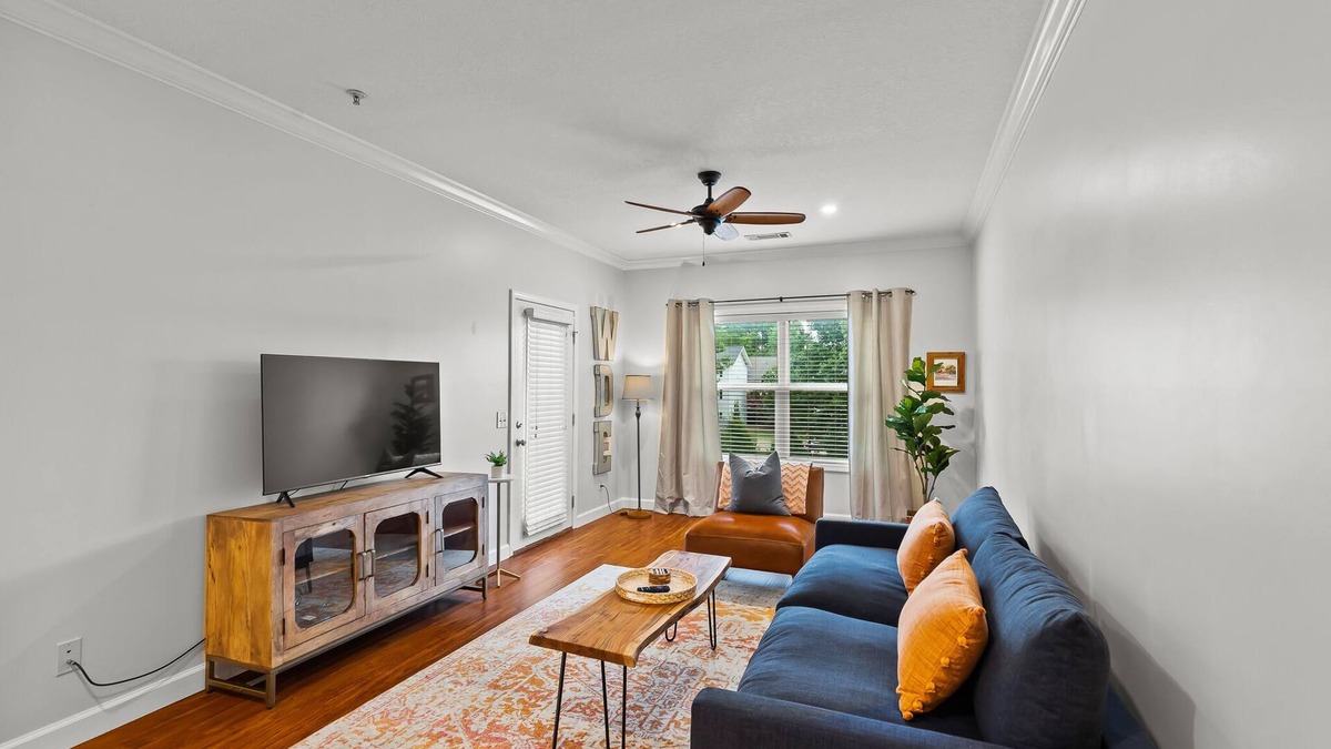 Auburn Apartment | Beautiful Apartment Steps from Downtown Auburn - Pool!