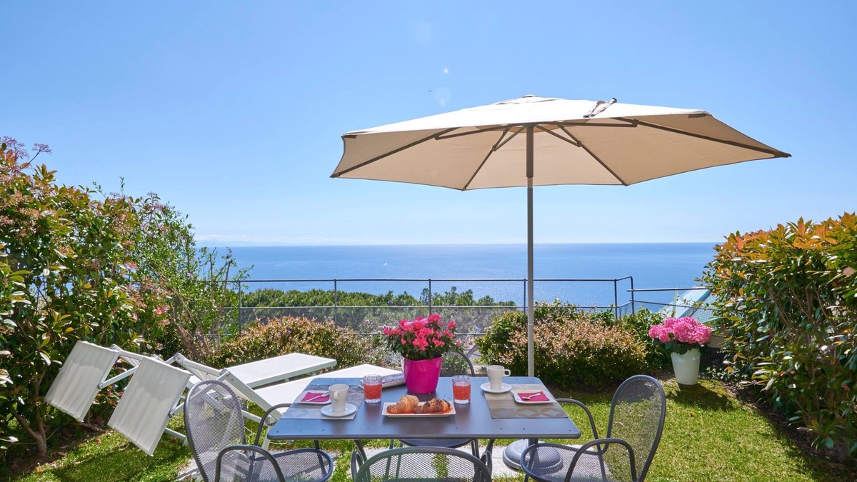 Bergeggi Apartment | Beautiful apartment with garden overlooking the sea in Resort & Spa