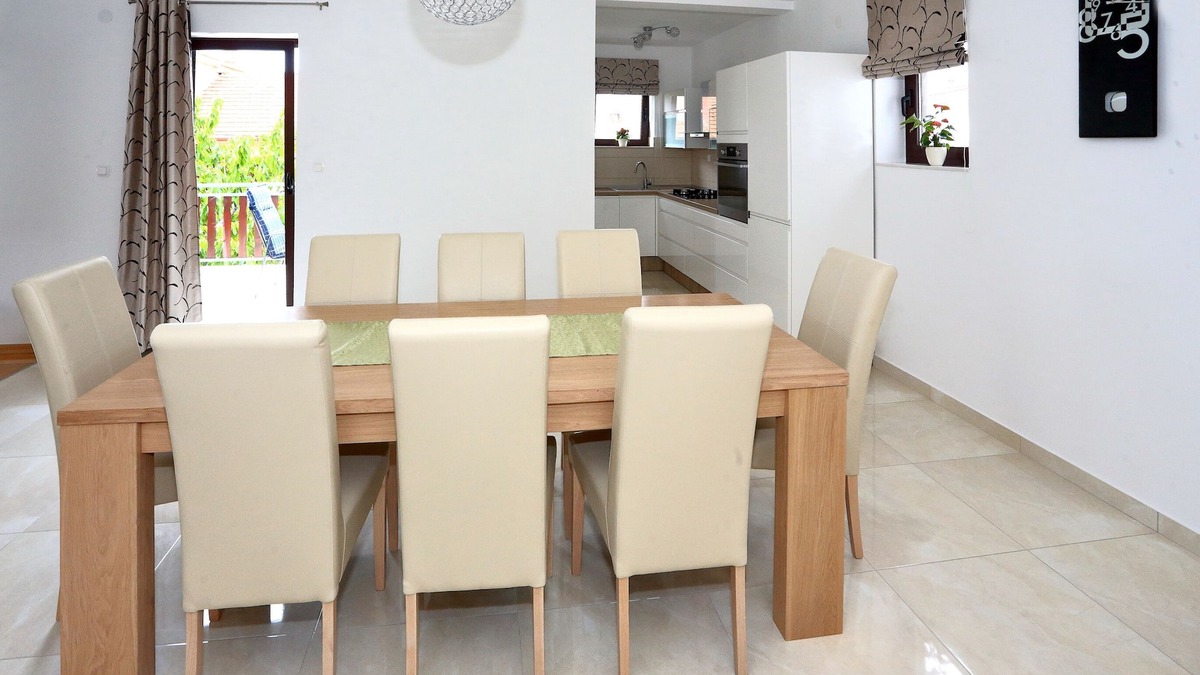 Bibinje Apartment | Beautiful apartment with a large garden and sea views