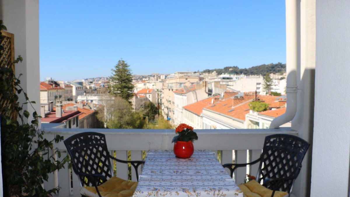 Carre d'Or Apartment | Beautiful apartment with balcony in Carré d'or area of Nice