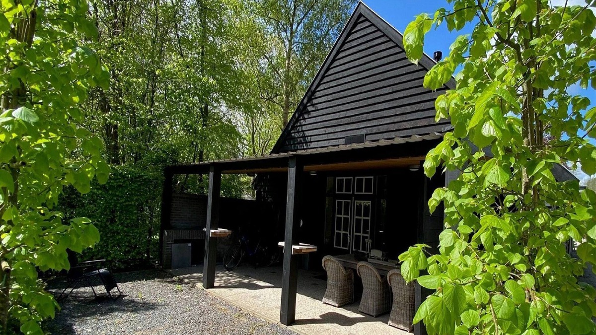 Elst Apartment | Beautiful apartment with covered terrace, in a holiday park near Rhenen