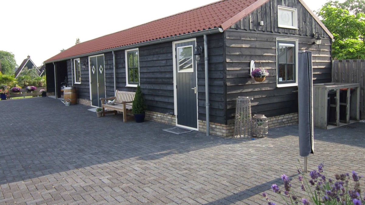 Bovenkarspel Bed & Breakfast | Beautiful b&b/vacation home located on a large garden surrounded by water.