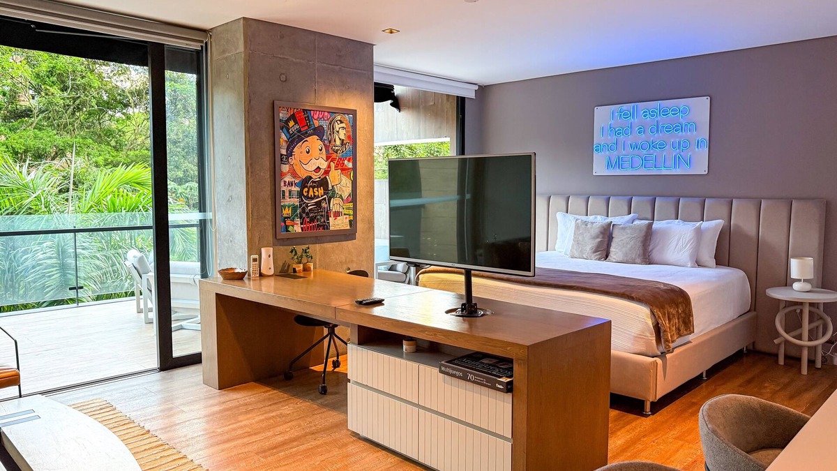 Las Lomas I Apartment | Beautiful Balcony Apartment with A/C in El Poblado!n