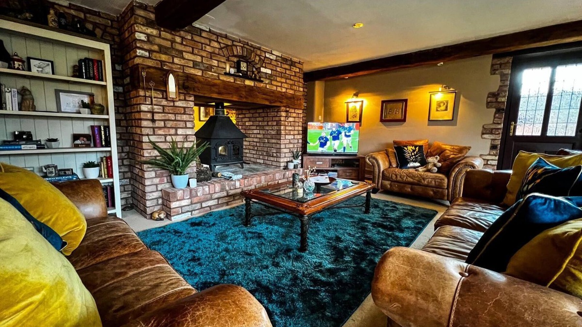 Milverton House | Beautiful Barn conversion With Large Garden And Private Pool and Hottub