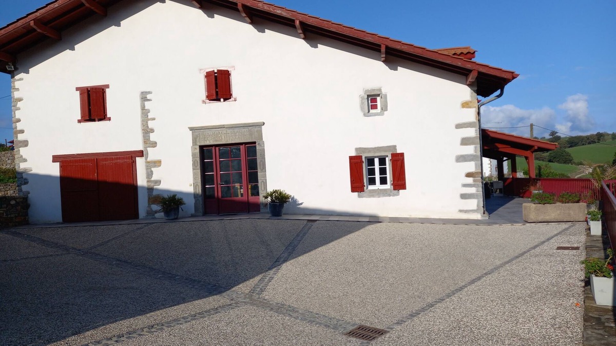 Armendarits House | Beautiful Basque house between sea and mountains