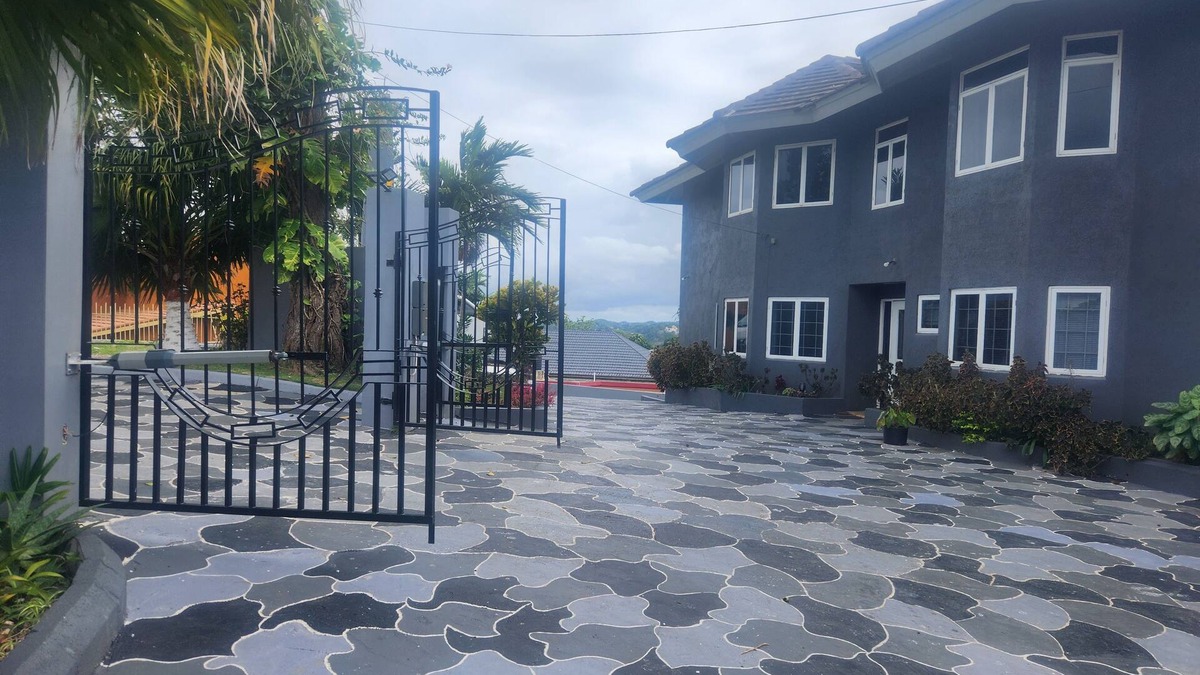 Mandeville Cabin | Beautiful Battersea lodge 5mins from mandeville Town