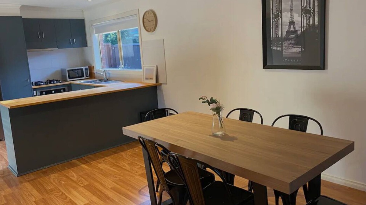 Bayswater House | Beautiful Bayswater Location 3BR Home by Dandenong Creek