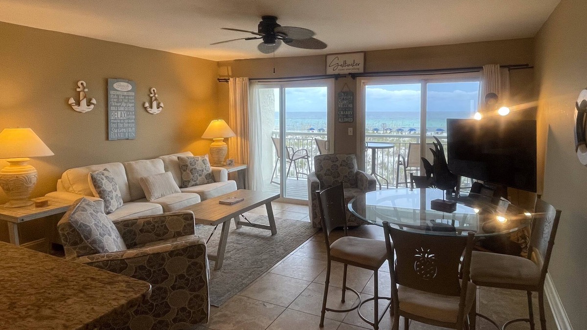 Fort Walton Beach Condo | Beautiful beachfront condo with shared pool and beach access