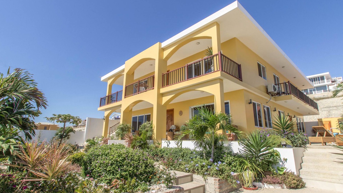 Manta Apartment | Beautiful Beachfront 2-bedroom Apartment with Pool
