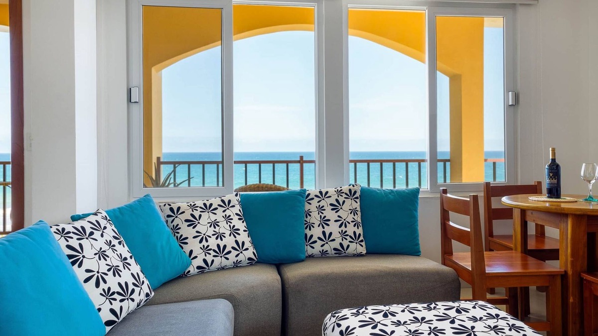 Manta Apartment | Beautiful Beachfront 1-bedroom Apartment with Pool