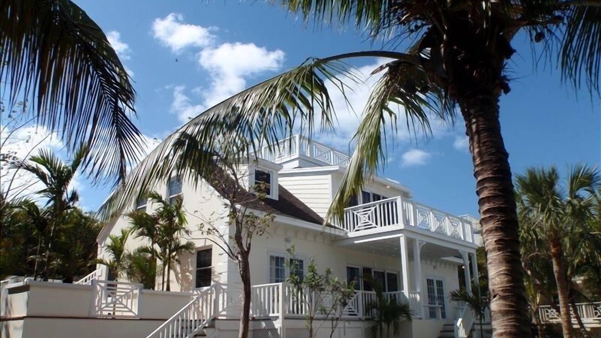 Dunmore Town House | Beautiful Beach House with Pool