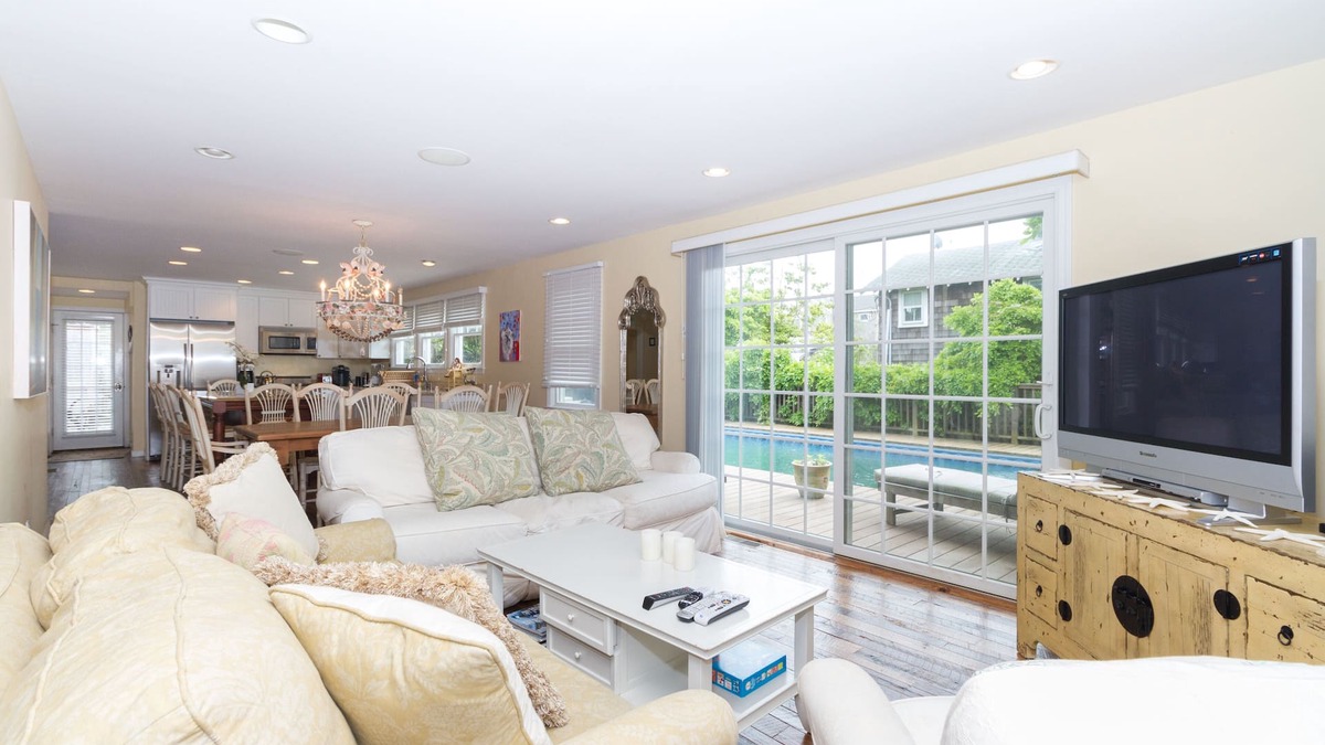 Ocean Beach House | Beautiful Beach House with Large Swimming Pool in Ocean Beach