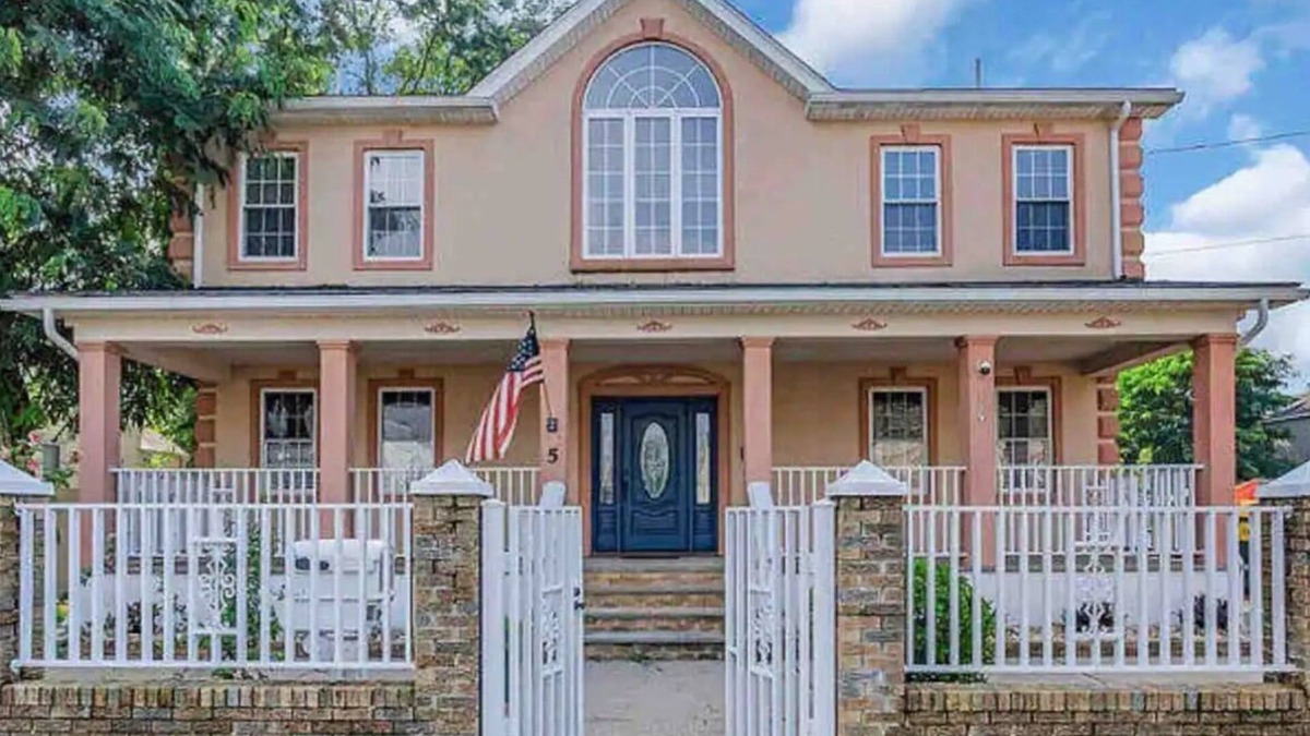 Keansburg House | Beautiful Beach Mansion - 1 Block to the Beach