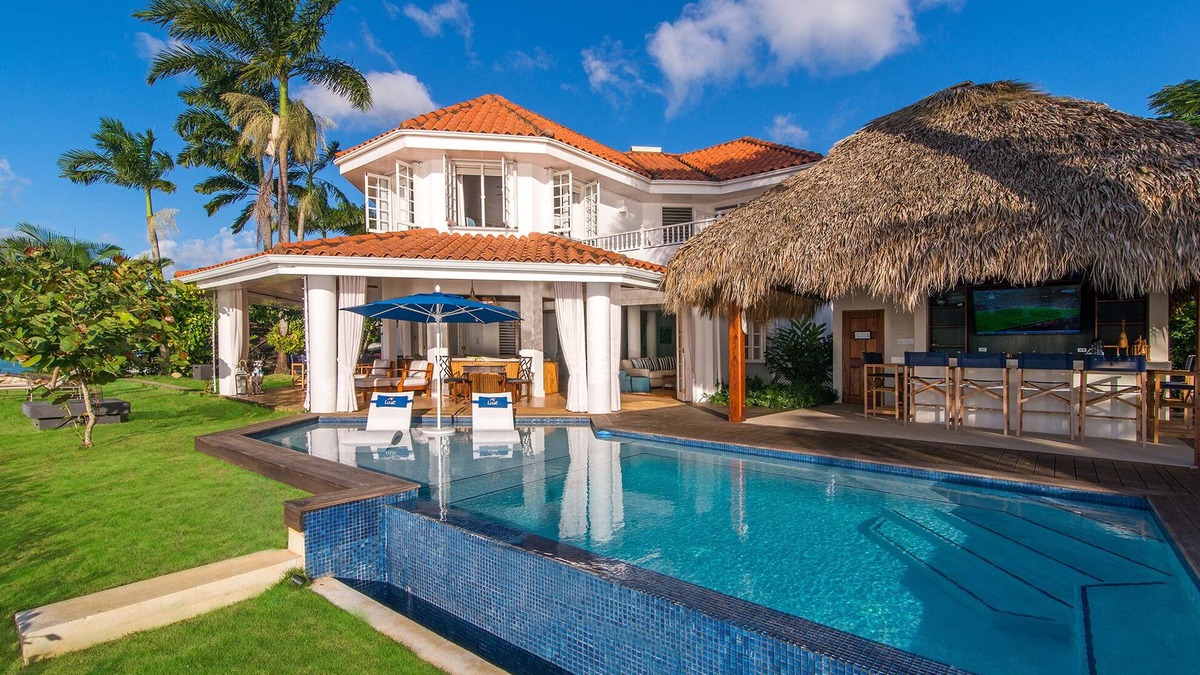 Lagoons Villa | Beautiful Beachfront Villa in a Gated Community, Private Pool/Bar, Fully Staffed