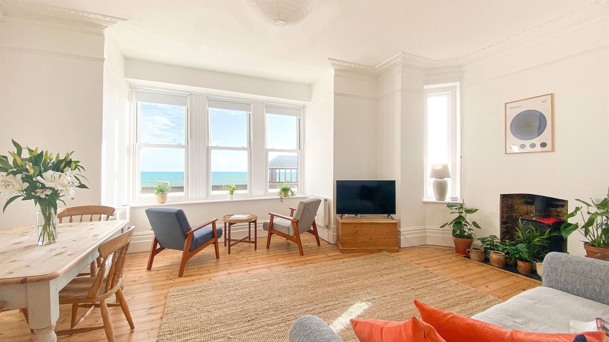 Seaford Apartment | Beautiful beachfront apartment with amazing uninterrupted sea views!
