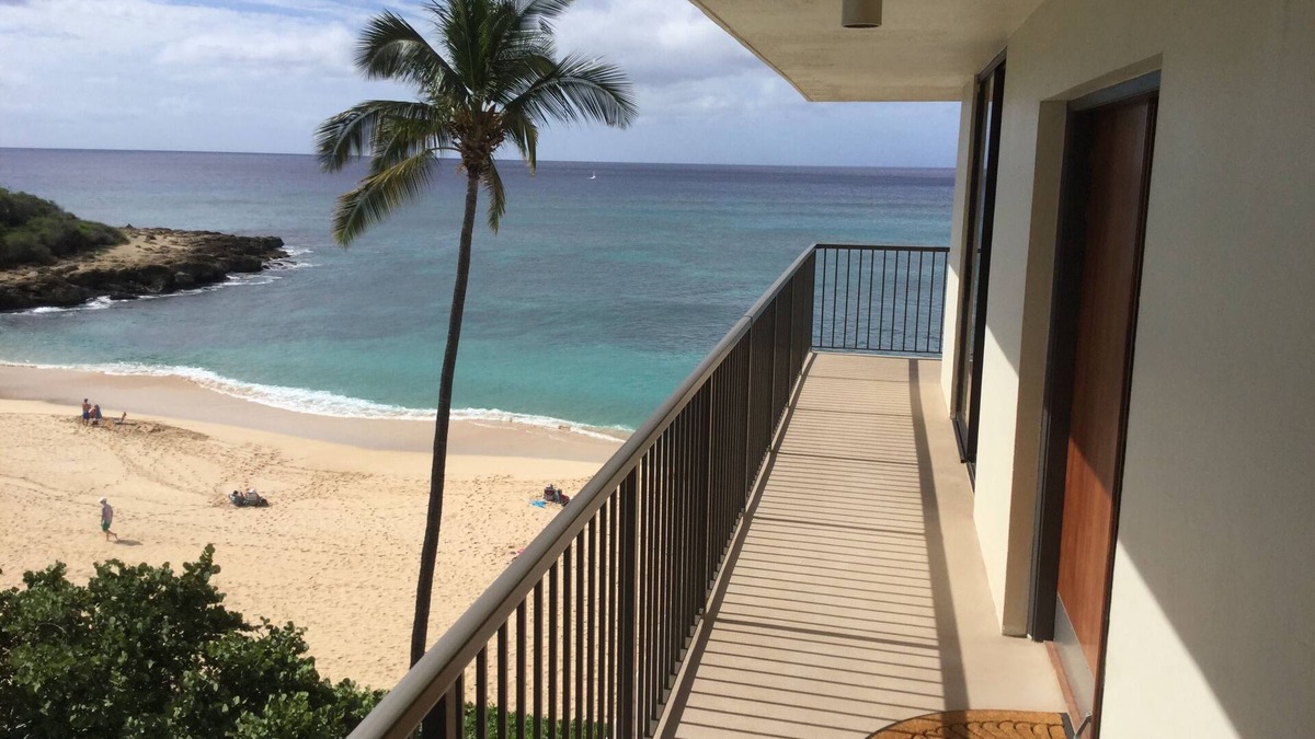 Makaha Condo | Beautiful Beachfront Corner Unit Condo with wraparound lanai