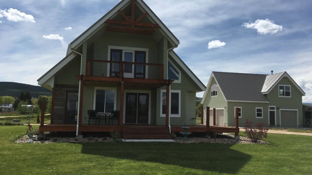 St. Charles House | Beautiful Bear Lake House, with big grassy yard, 4 mins to North Beach.
