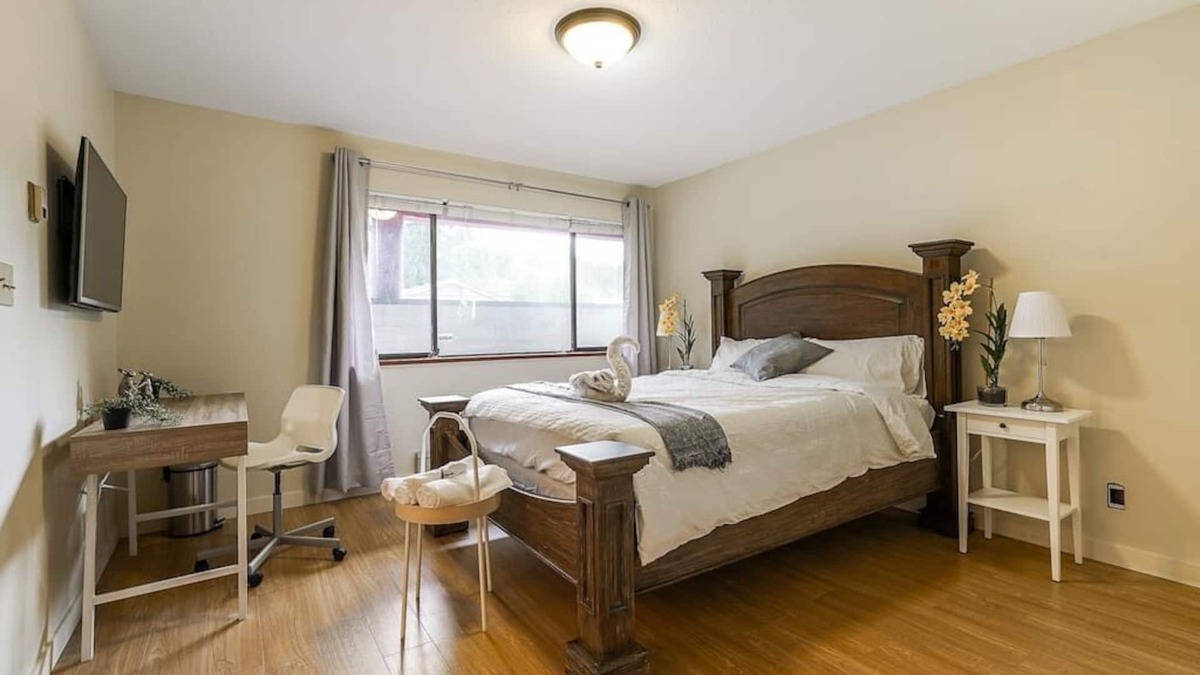 Horseshoe Bay Apartment | Beautiful Bedroom+Private Bath+ AC in Shared House