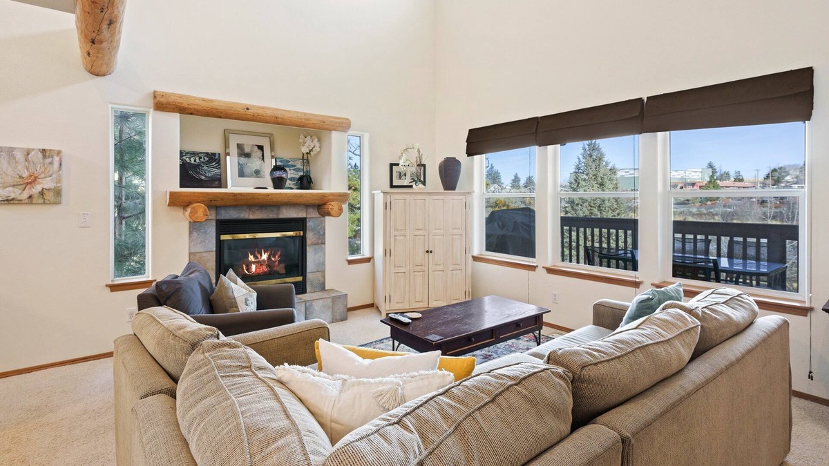 Boyd Acres House | Beautiful Bend Townhouse - Country Feeling Right in Town!