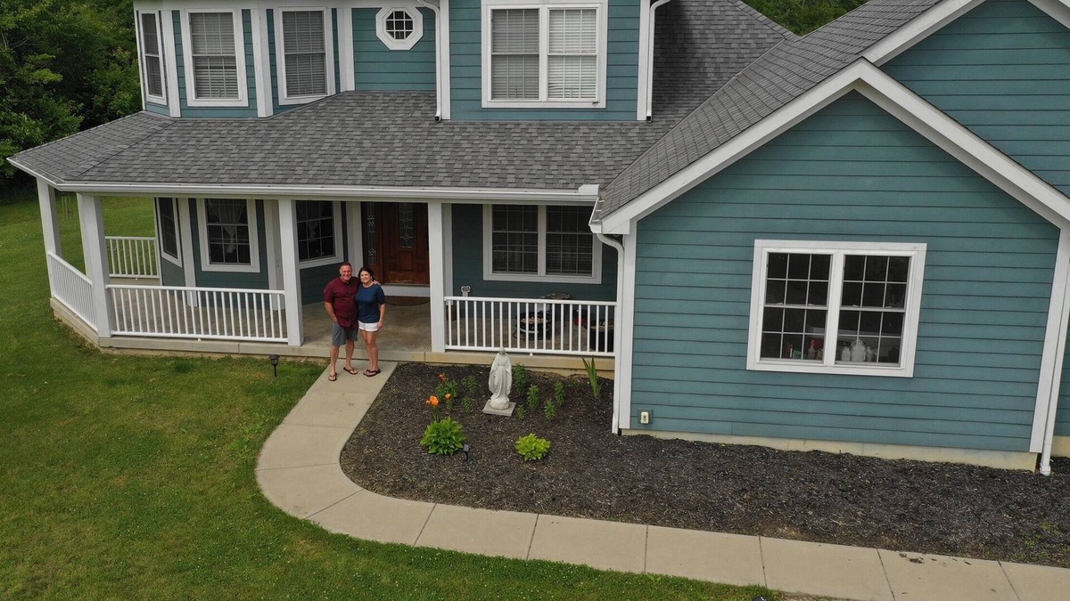 Oregonia House | Beautiful Big Blue Dollhouse country home available for true comfort.