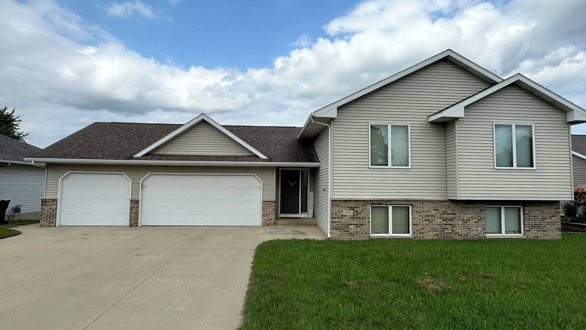 Stewartville House | Beautiful Big House in a quaint little Town!