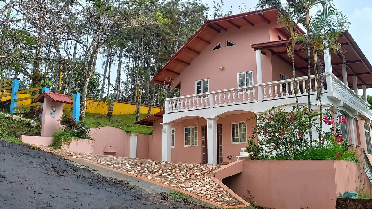 Cerro Azul Villa | Beautiful Birds and Monkeys of the Panama Jungle are seen on your doorstep!