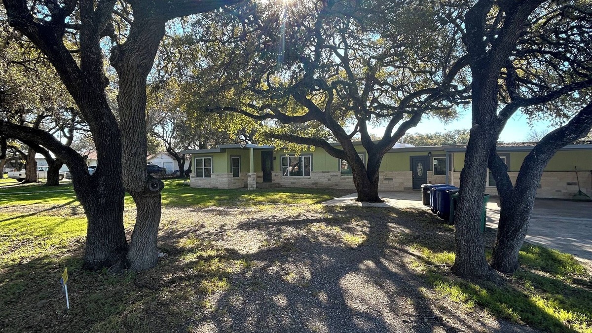 San Antonio House | Beautiful brand new home on a 3-acre land. Updated amenity’s …